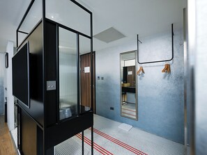 Secador de pelo, excusado o inodoro con bidet electrónico, toallas
