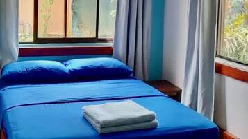 2 dormitorios, tabla de planchar con plancha, cuna de viaje