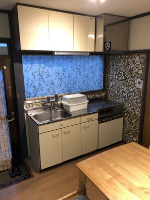 Fridge, microwave, stovetop, electric kettle - Rengeso (Tokyo)