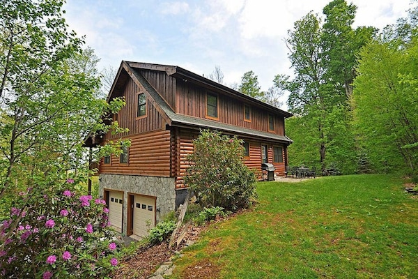 Log cabin with multiple levels on safe lot with lots of space