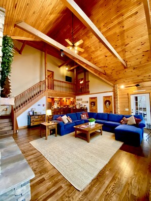 Una Smart TV, una chimenea, una consola de videojuegos