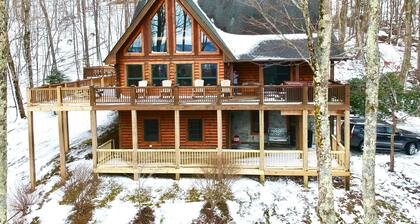 Large Log Cabin ON APP SKIMTN, HotTub, Pool Table, Kayaks, LOCATION! 100+reviews