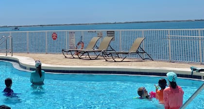 Excelentes vistas del agua de este condominio recientemente renovado!