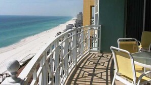 Un balcón con vista a la playa y al océano.