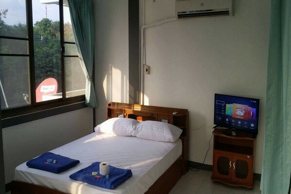 2 Double Bed for 4 People with Balcony