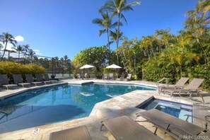 Een buitenzwembad, een verwarmd zwembad