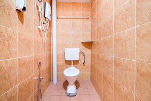 Chuveiro, chuveiro com efeito de chuva, produtos de toalete grátis, bidê