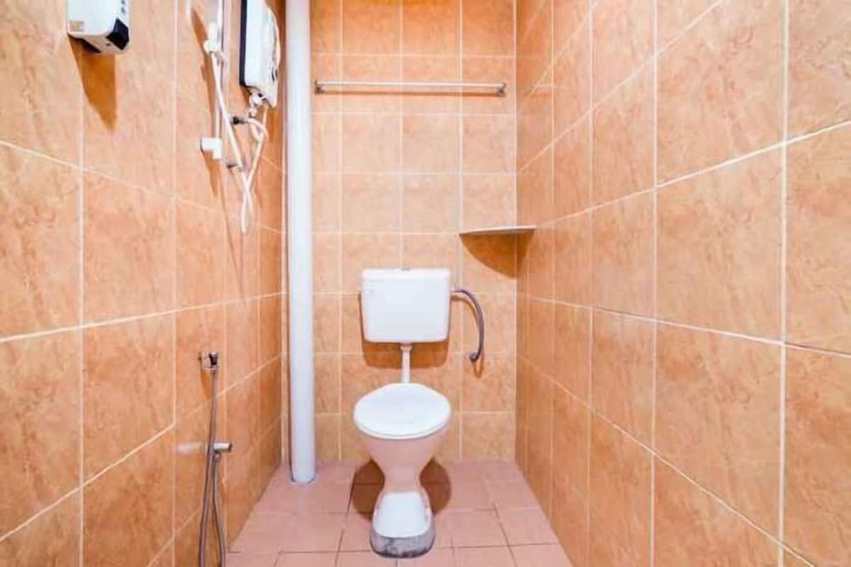 Badkamer | Een douche, een regendouche, gratis toiletartikelen, een bidet