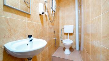 Bathroom | Shower, rainfall showerhead, free toiletries, bidet