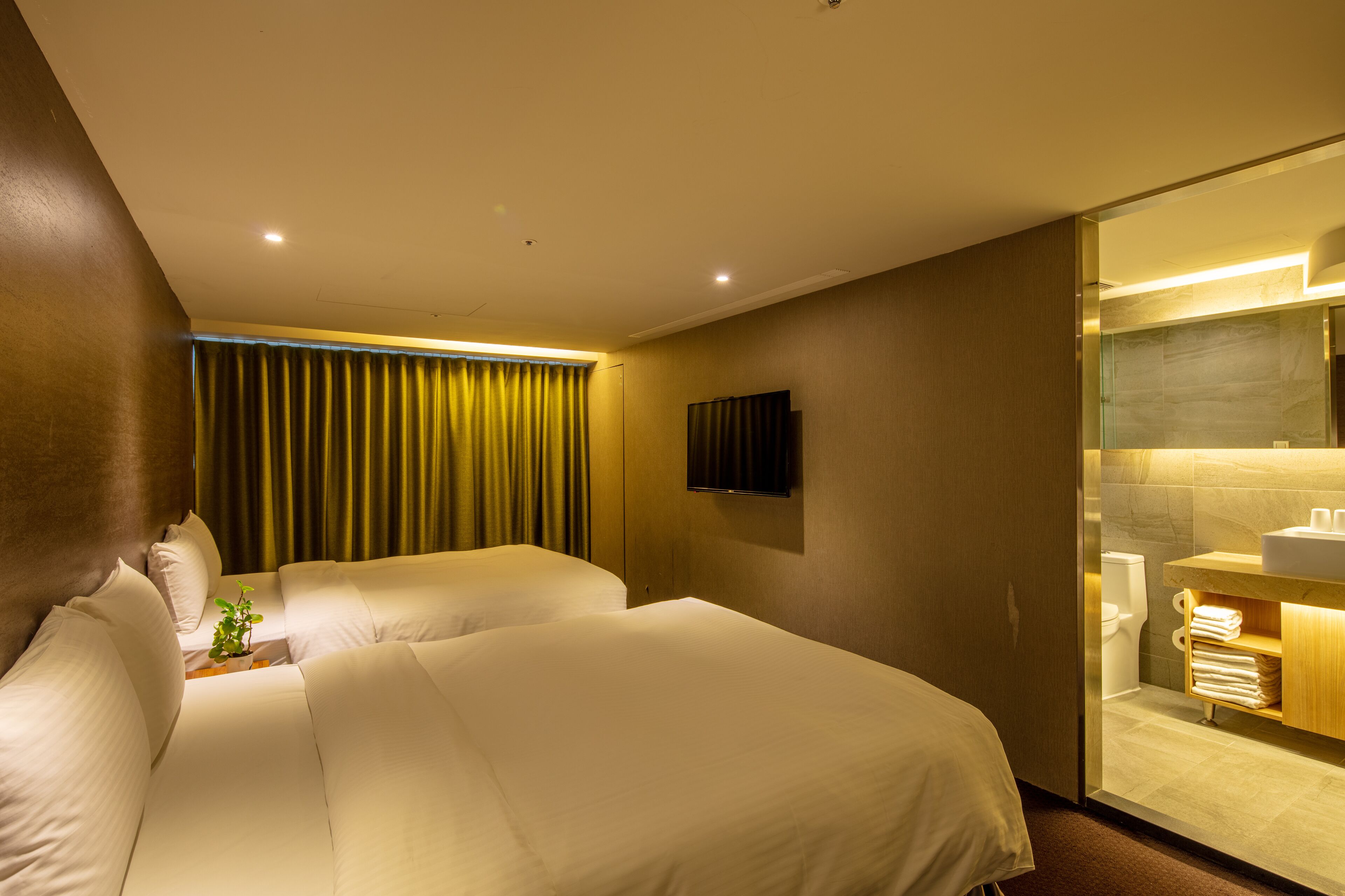 deluxe quadruple room | desk, soundproofing, iron/ironing board, free wifi