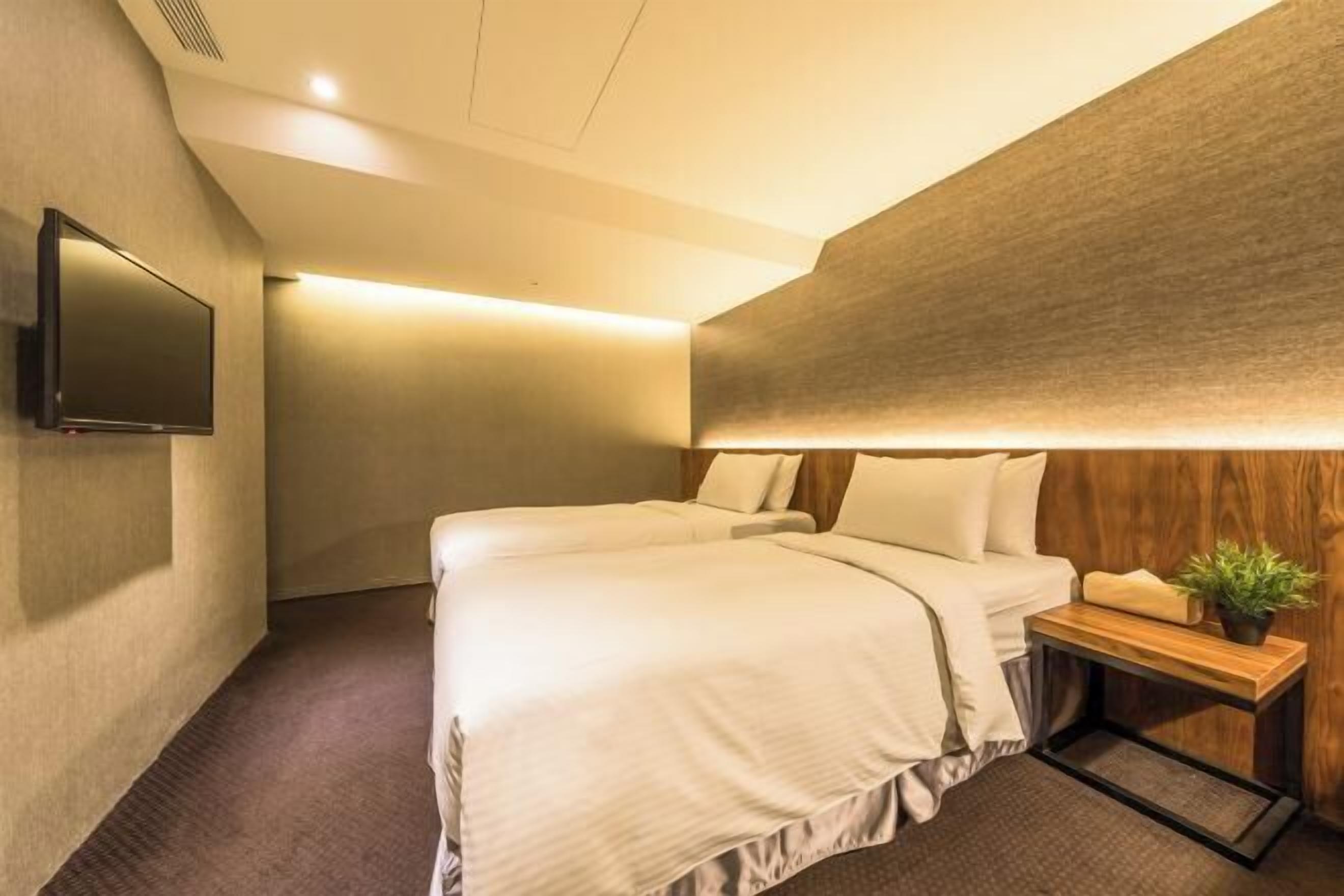 Desk, soundproofing, iron/ironing board, free WiFi