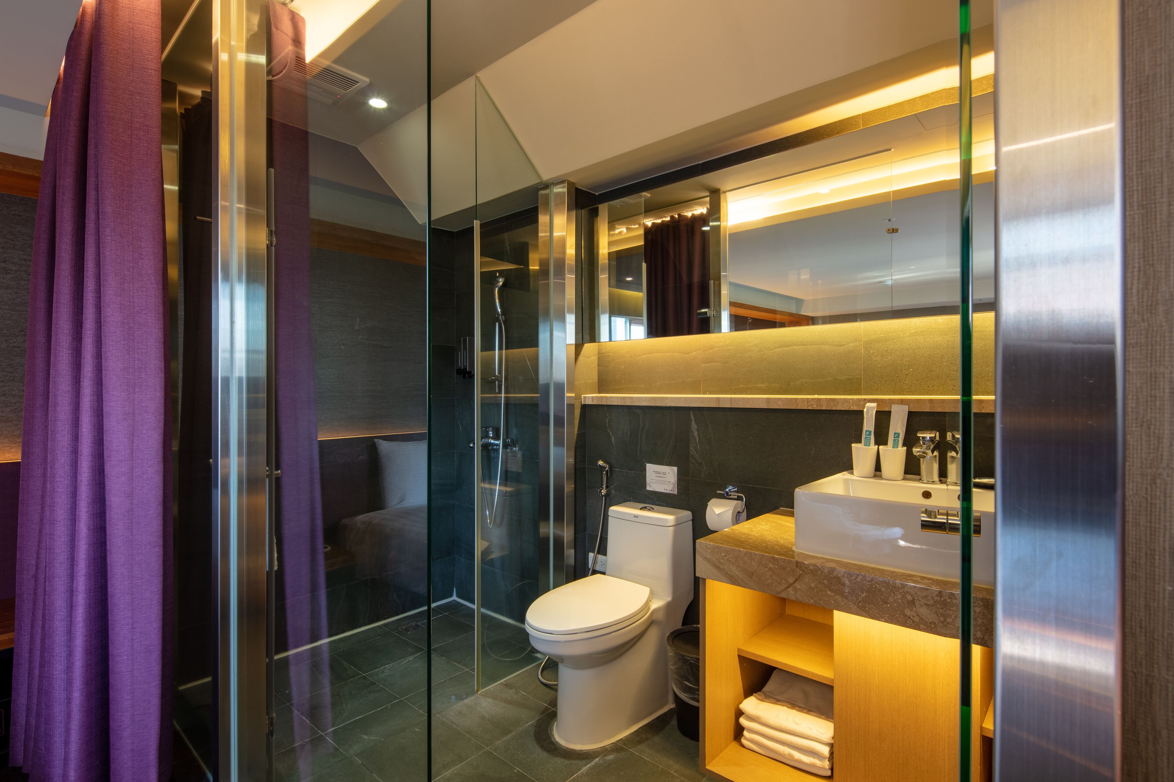 executive double room, 1 double bed | bathroom | hair dryer, slippers, towels, shampoo