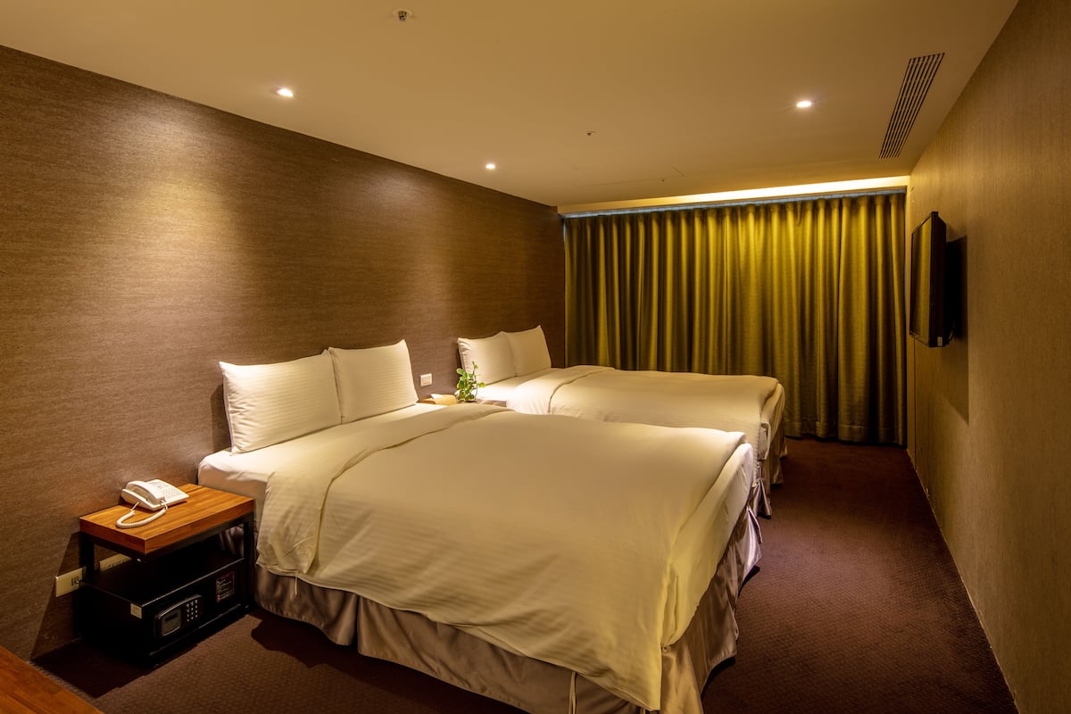 Deluxe Quadruple Room | Desk, soundproofing, iron/ironing board, free WiFi