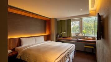 Meja kerja, kedap suara, setrika/meja setrika, dan Wi-Fi gratis