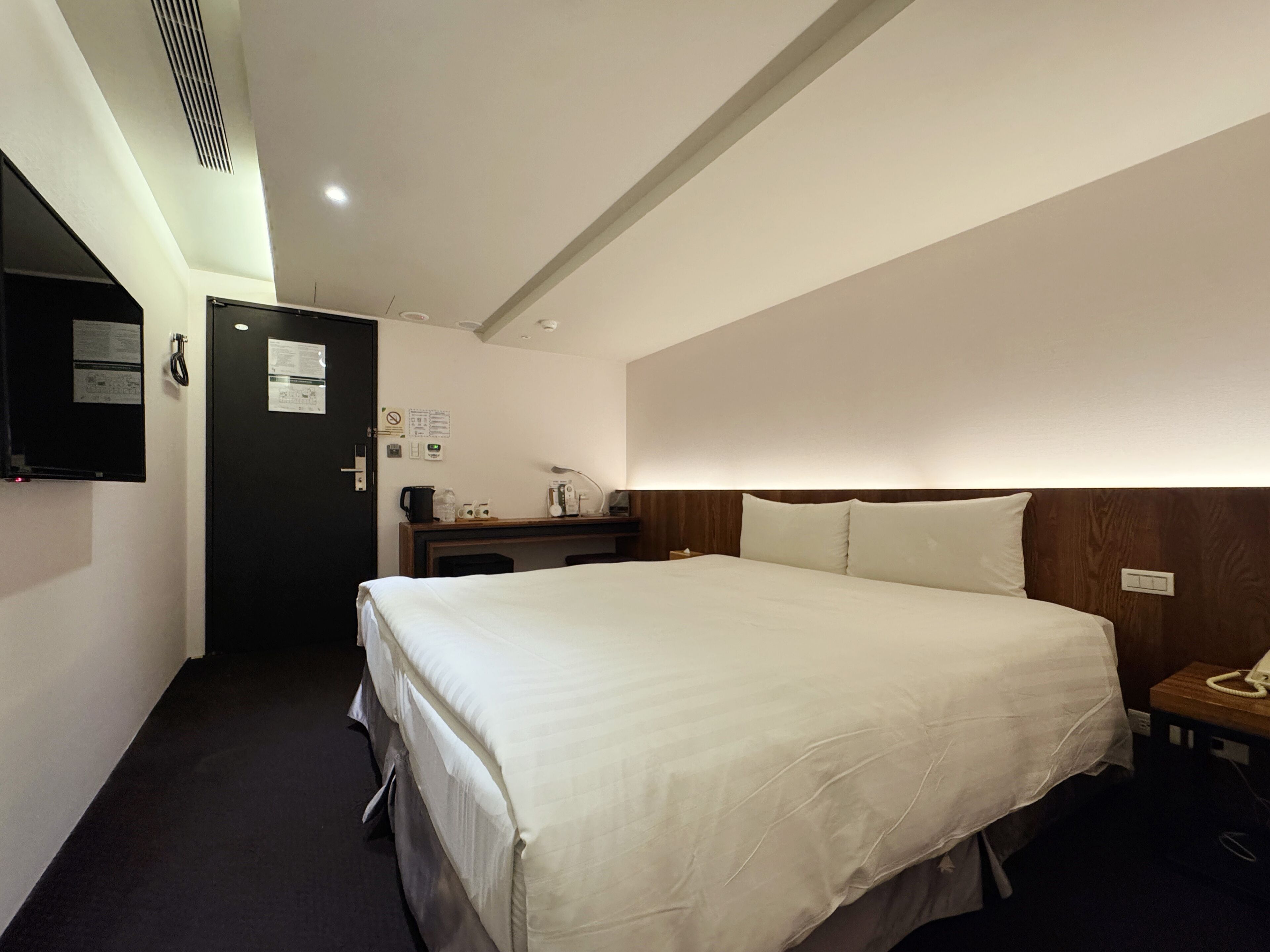 Habitación doble económica, sin ventanas | Escritorio, insonorización, tabla de planchar con plancha y wifi gratis 