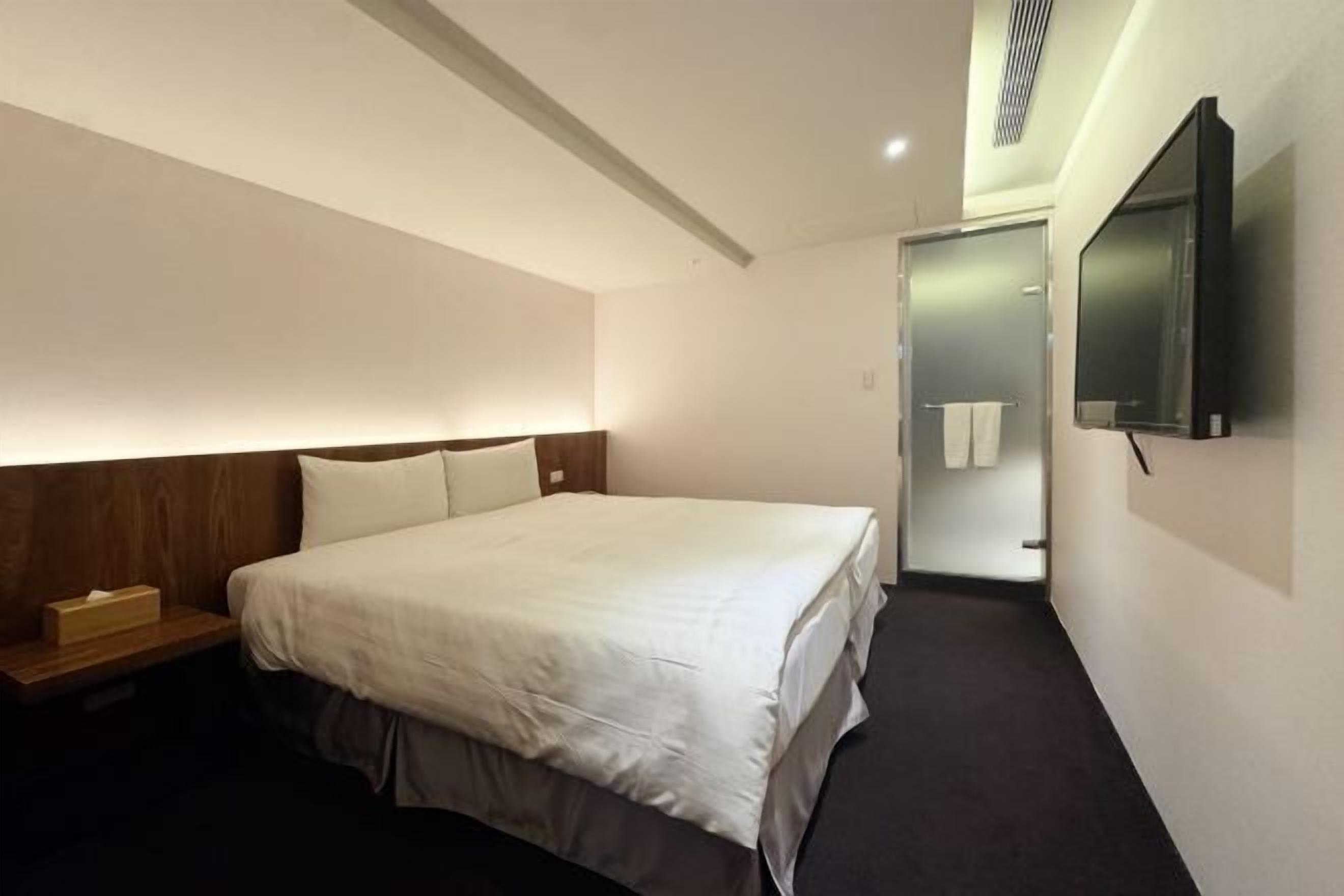 Een bureau, geluiddichte muren, een strijkplank/strijkijzer, gratis wifi