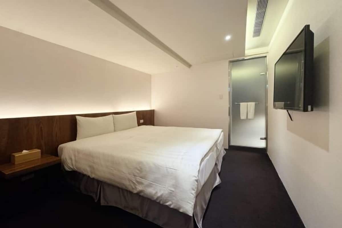 Desk, soundproofing, iron/ironing board, free WiFi