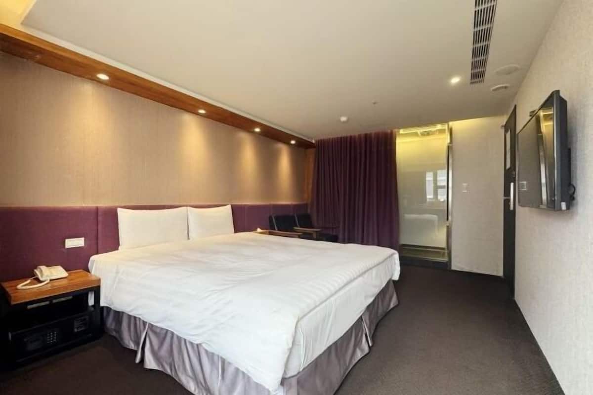 Desk, soundproofing, iron/ironing board, free WiFi