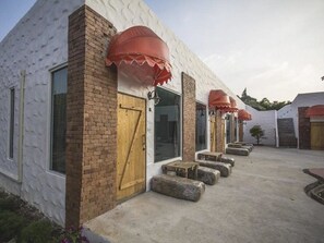 Exterior detail - Monoko Porploen Resort (Suan Phueng)