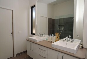 House, 4 Bedrooms | Bathroom