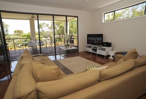 House, 4 Bedrooms | Living room