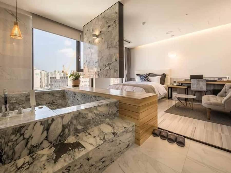 Standard Suite | Bathroom | Shower, hair dryer, towels, shampoo