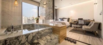 โรงแรมเบย์ 204