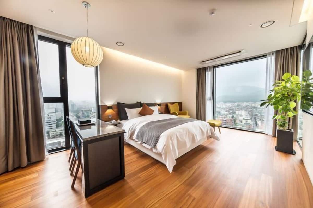 Deluxe Suite | Verduisterende gordijnen, gratis wifi