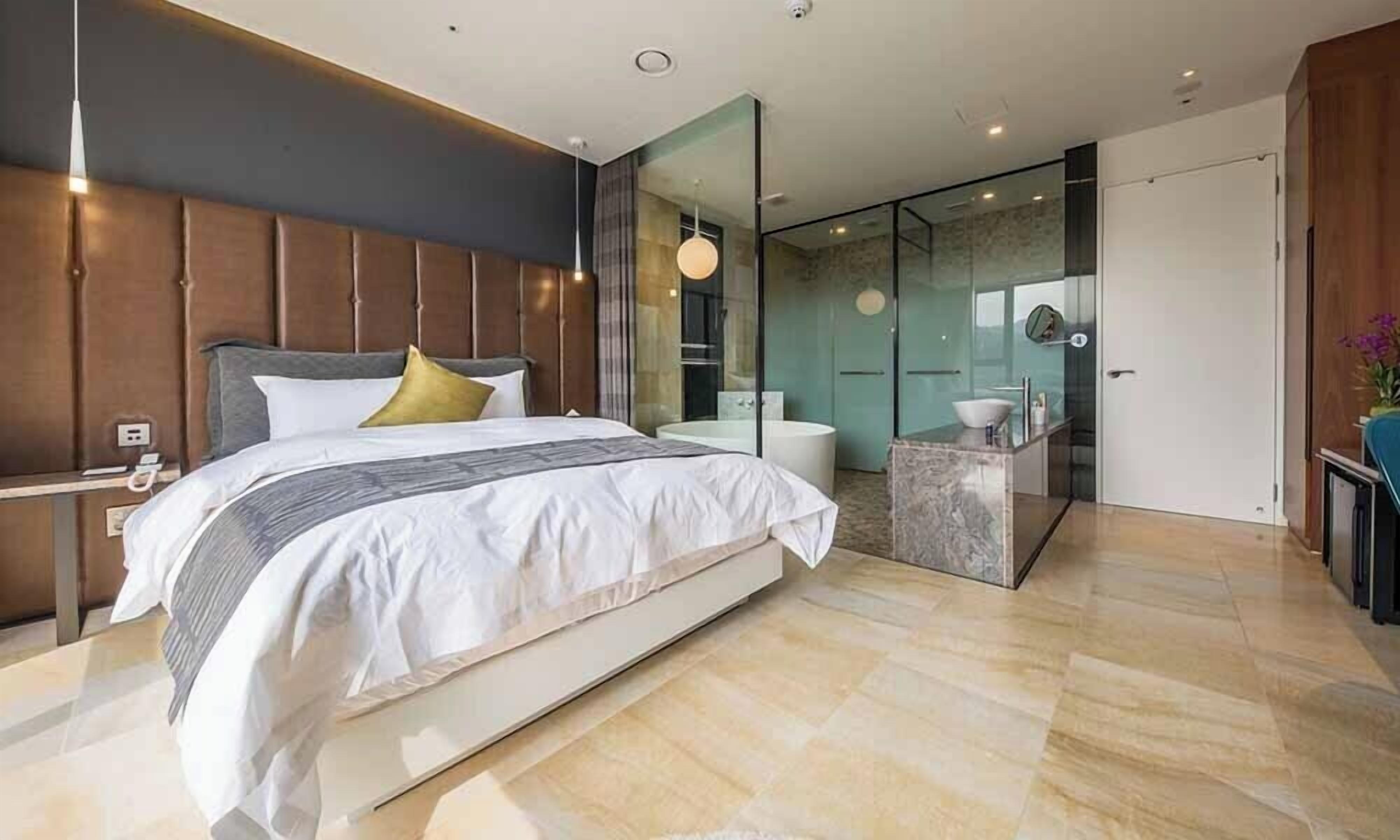 deluxe double room | blackout curtains, free wifi