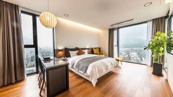 Deluxe Suite | Blackout drapes, free WiFi