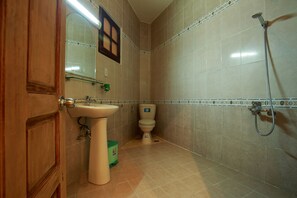 Dormitorio condiviso | Bagno | Doccia, set di cortesia gratuito, pantofole, asciugamani