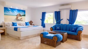 迷你吧、客房內保險箱、書桌、筆電工作空間