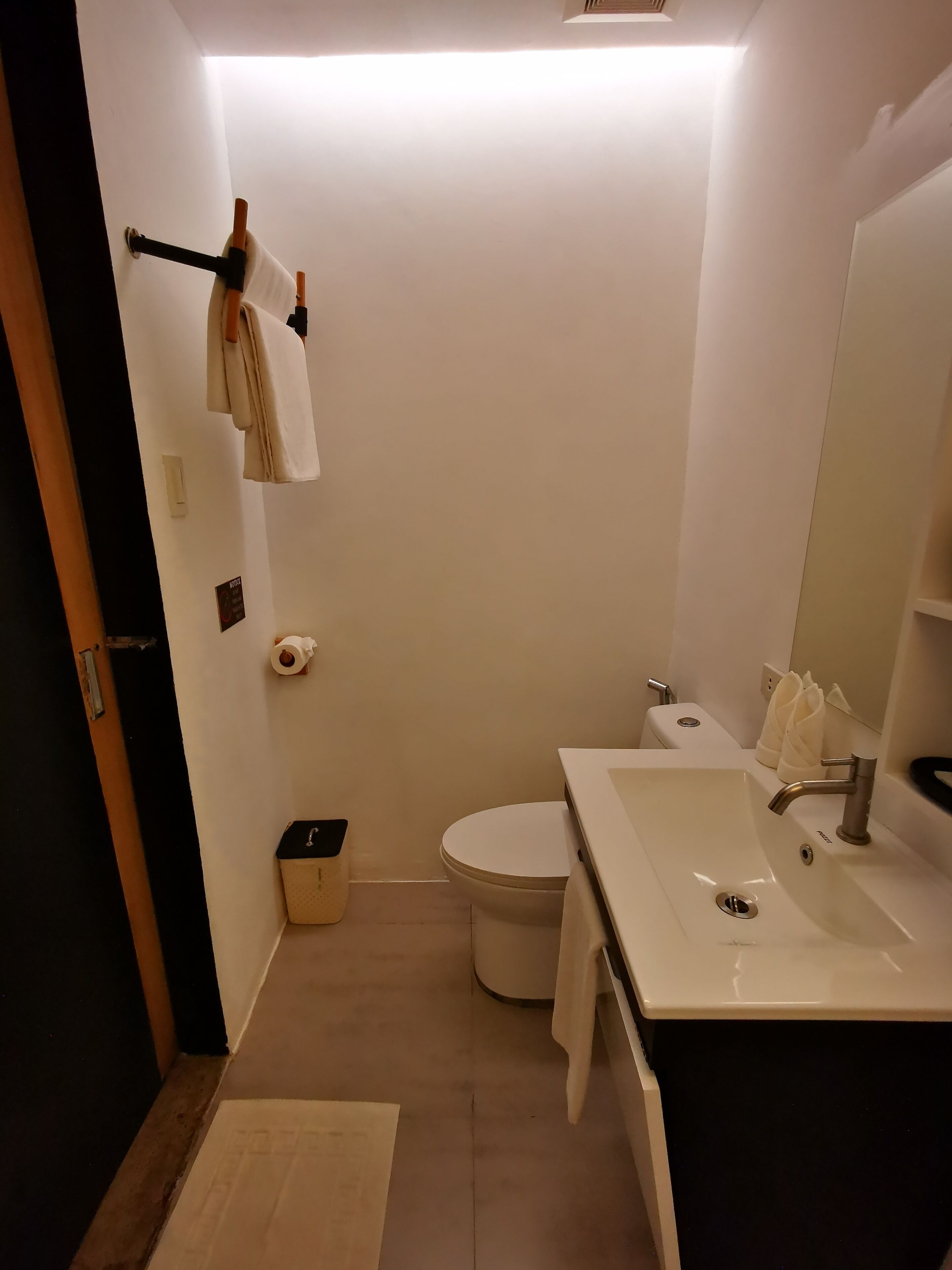 standard room | bathroom | shower, free toiletries, hair dryer, bidet