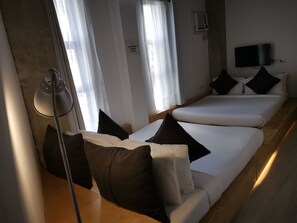 Familien-Vierbettzimmer | Zimmersafe, Schreibtisch, laptopgeeigneter Arbeitsplatz