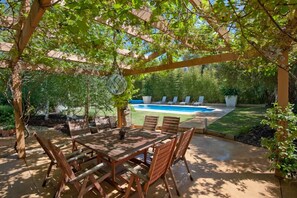 تناول الطعام بالخارج