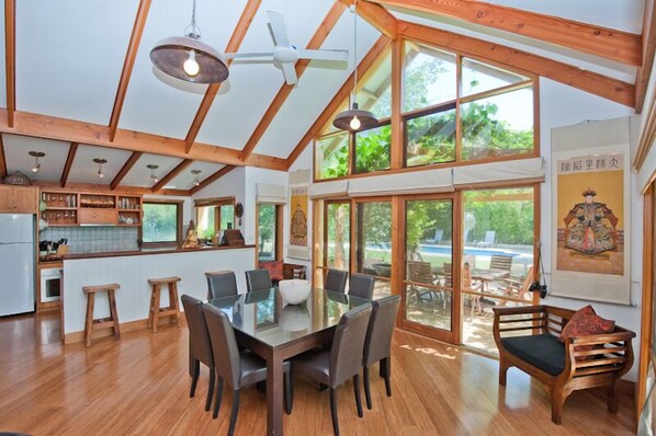 تناول الطعام داخل الغرفة