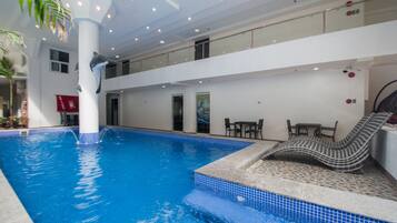 Piscina coperta, piscina all'aperto, lettini