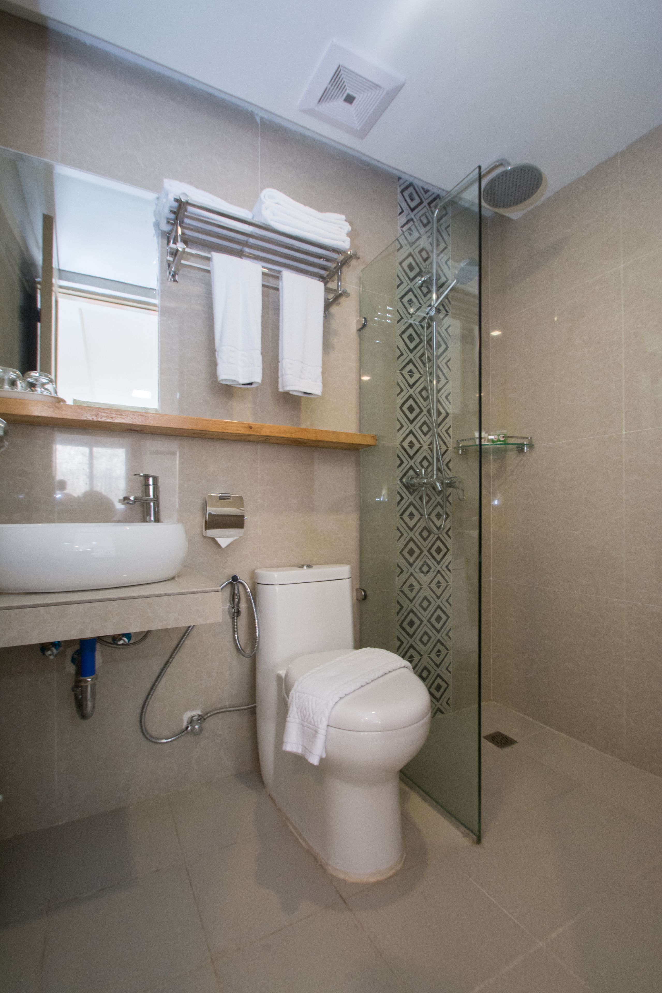 standard room, no windows | bathroom | shower, rainfall showerhead, free toiletries, hair dryer