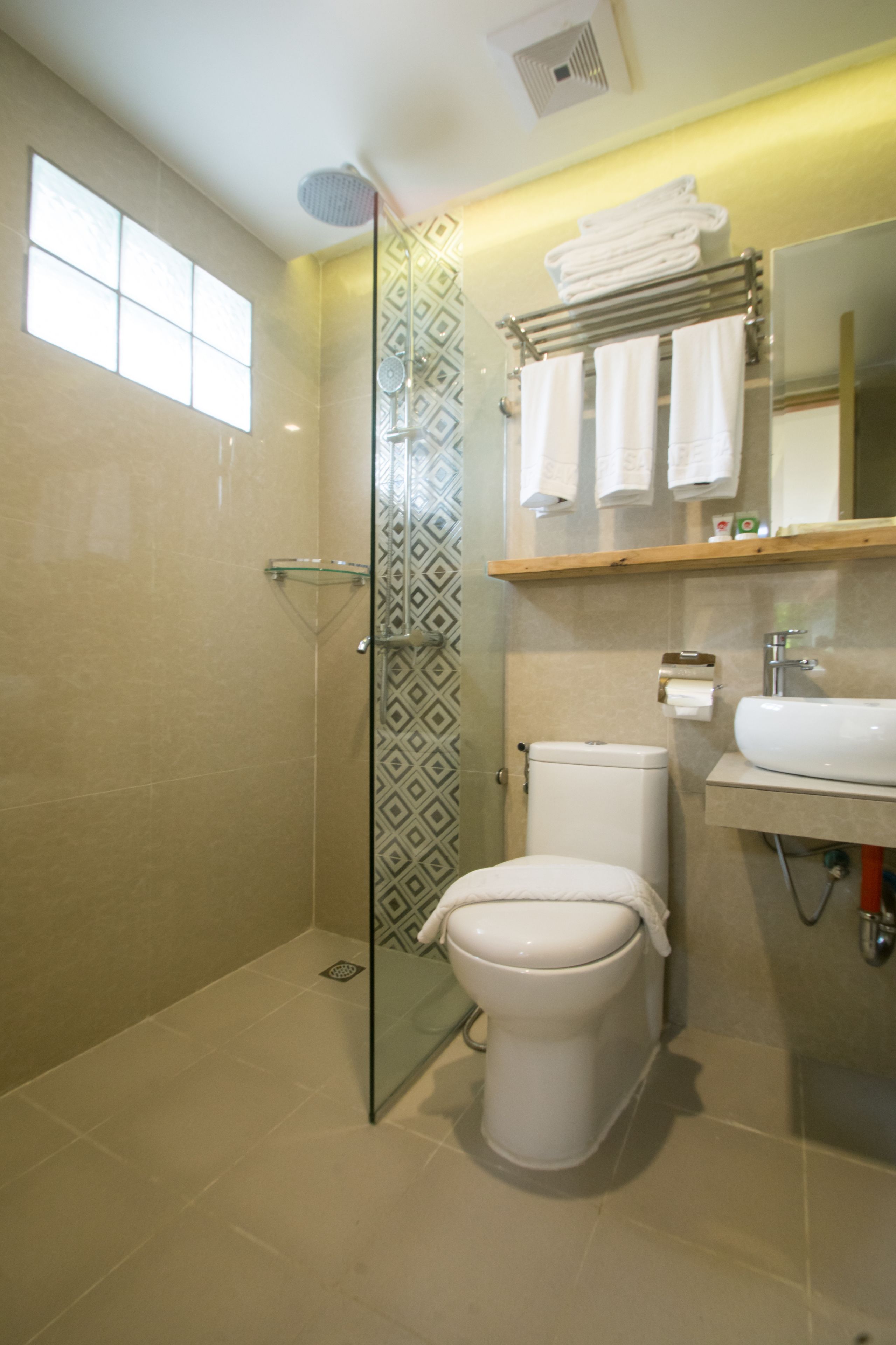 shower, rainfall showerhead, free toiletries, hair dryer