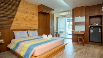 In-room safe, desk, free WiFi