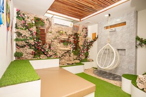 Cozy King Bed | Living area