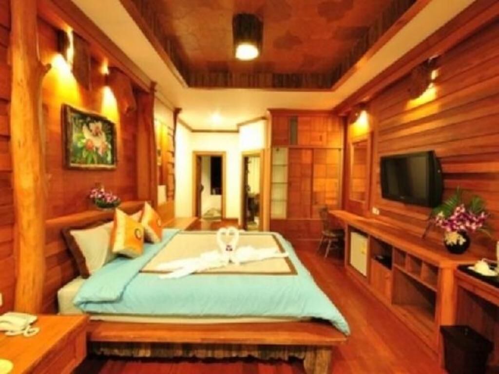 In-room safe, desk, free WiFi