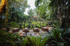 Breakfast, lunch, dinner served; international cuisine