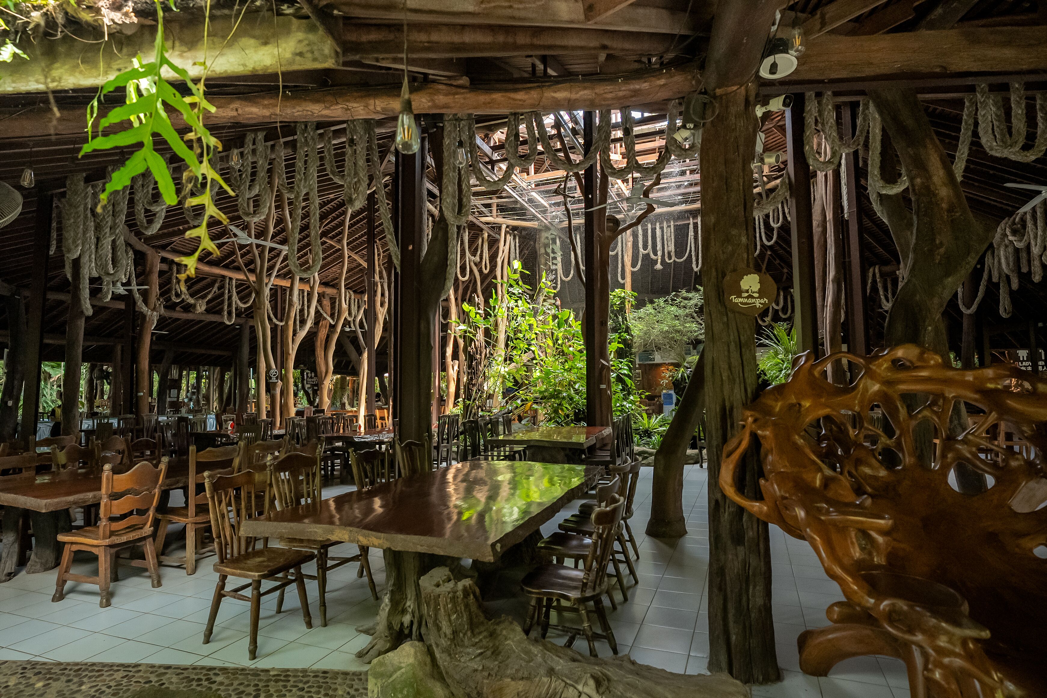 breakfast, lunch, dinner served; international cuisine