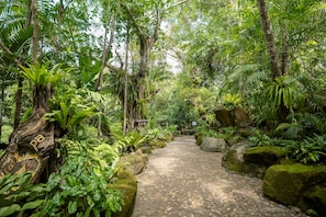 Breakfast, lunch, dinner served; international cuisine