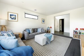House, 4 Bedrooms | Living room