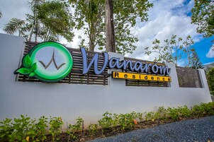 Segnaletica per "Wanavcom Residence", con logo verde e design moderno.