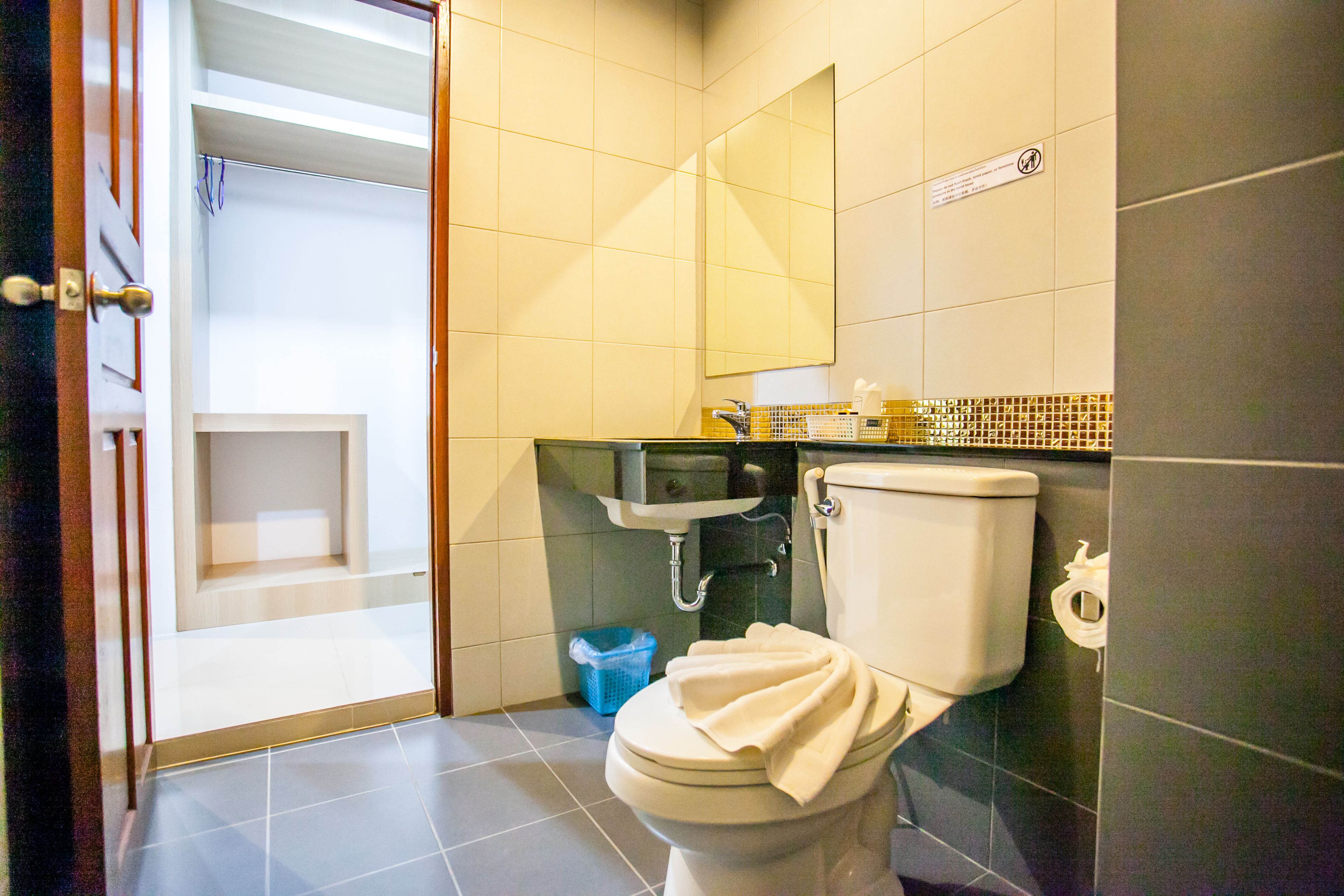 shower, free toiletries, hair dryer, bidet