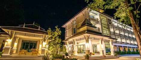 Voorkant accommodatie - avond/nacht