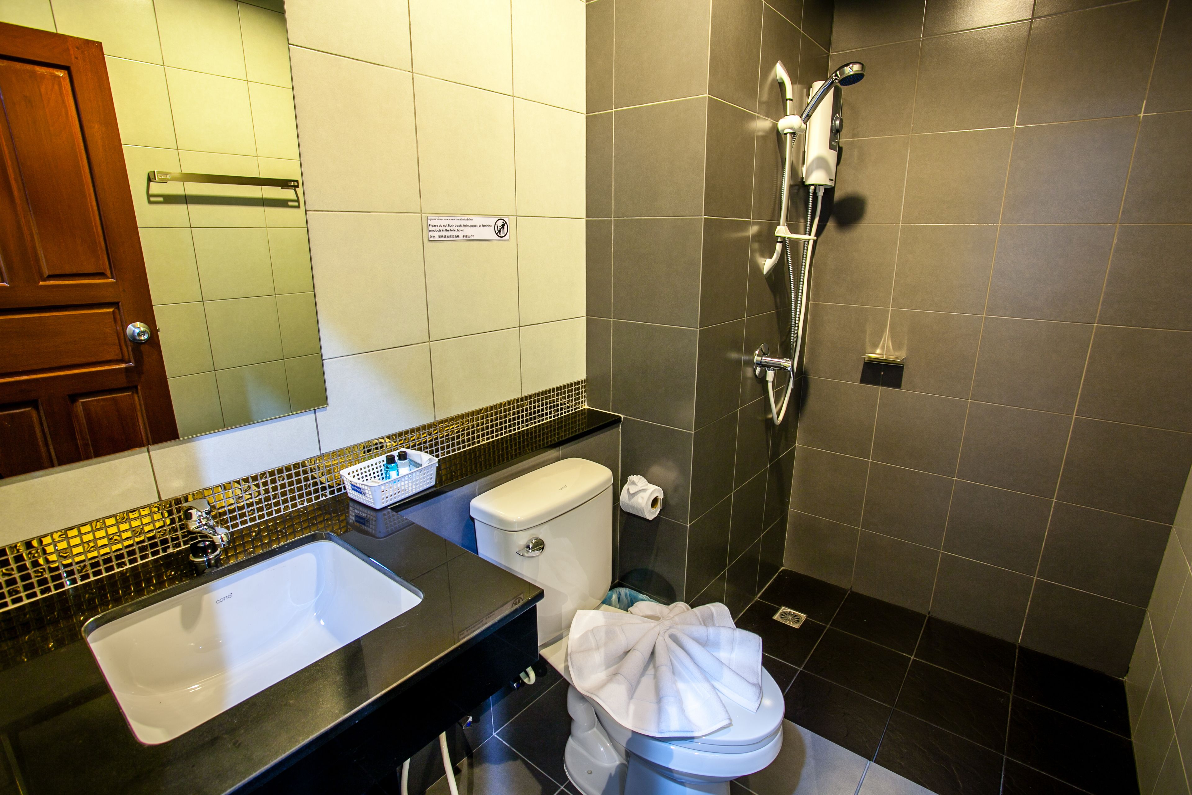 standard twin room | bathroom | shower, free toiletries, hair dryer, bidet